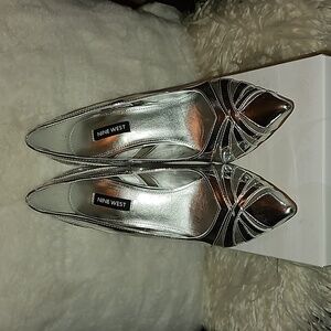 NWB 🎀 Nine West Favant Silver Heels